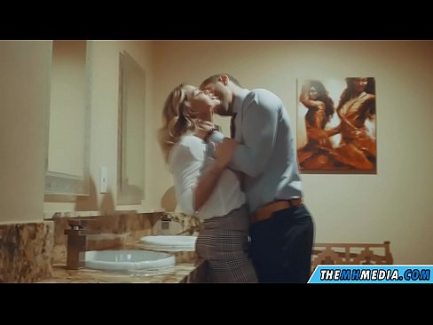 ❤️ כשבלונדינית חזה מפתה אותך בשירותים ציבוריים ❤️ פורנו רוסי אצלנו ❌